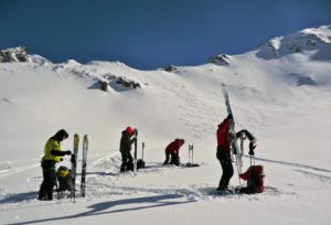 les cols se succèdent, ici on recolle les peaux de phoque