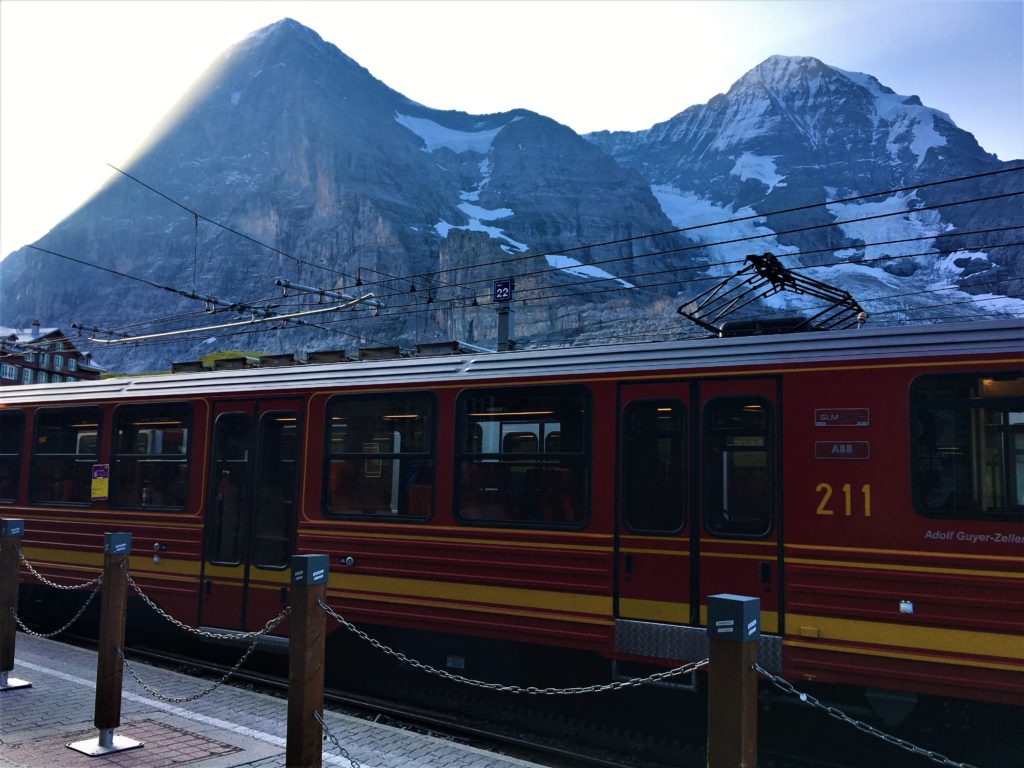 Train de la Jungfrau sur fond d'Eiger et de Mönch