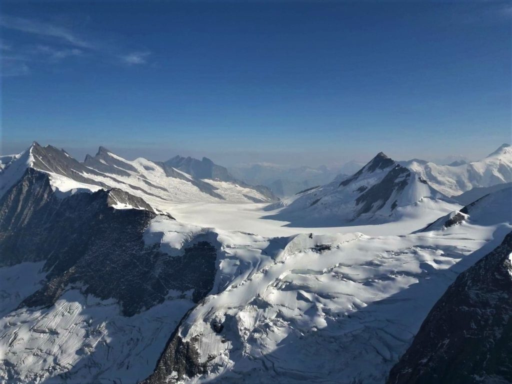 Le glacier plat d'Emigschneefäld, bordé à gauche du groupe des Fiescherhorn et à droite du Trugberg