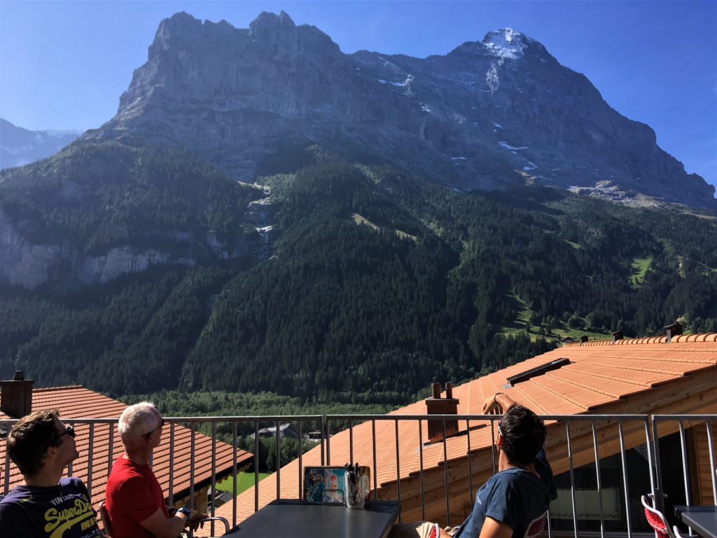 Et comme toute les belles courses, le debrief se fait au bar face à la montagne!