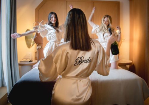 Enfiler sa robe de mariée