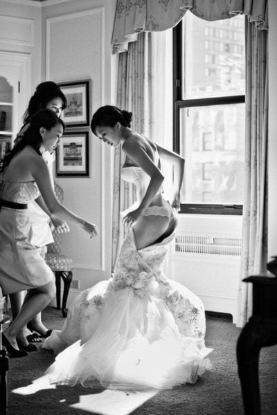 Enfiler sa robe de mariée