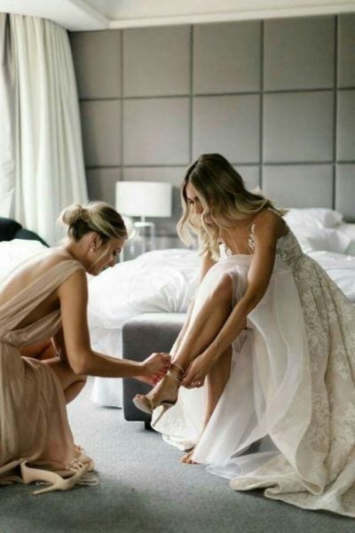 Enfiler sa robe de mariée