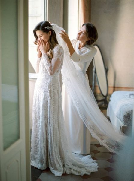Enfiler sa robe de mariée