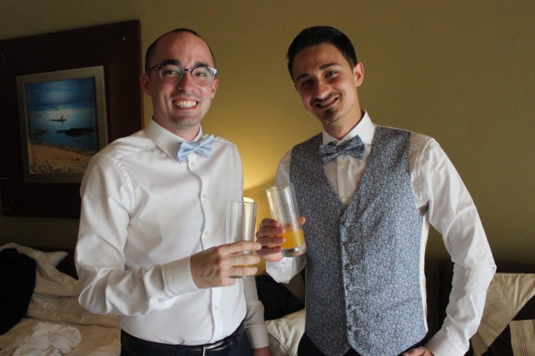 Témoignage de Philippe et Quentin sur le choix de leurs costumes de mariage chez Angéloz Mode